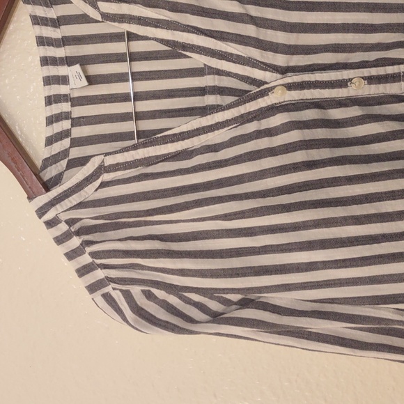 SLIGHTLY USED OLD NAVY LONG SLEEVE BUTTON SHIRT VERTICAL STRIPES SIZE XS - Picture 5 of 14